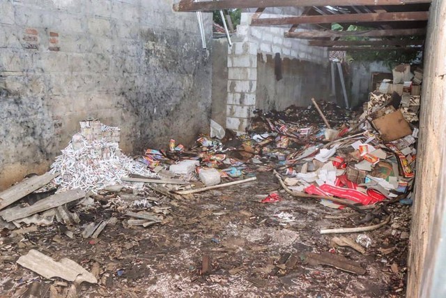Puing-puing pabrik kembang api yang meledak di Desa Lobener, Kecamatan Jatibarang, Kabupaten Indramayu (3/9/2023). Foto: kumparan