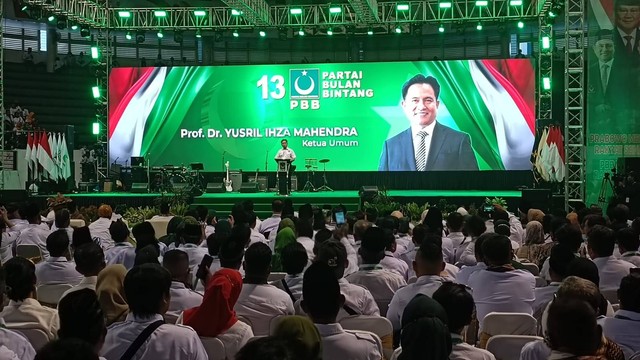 Ketua Partai Bulan Bintang (PBB) Yusril Ihza Mahendra hadir di acara konsolidasi zona II pemenangan Pileg dan Pemenangan Calon Presiden Prabowo Subianto di DBL Arena, Surabaya, Minggu (3/9/2023). Foto: Farusma Okta Verdian/kumparan