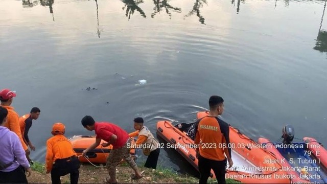 Proses pencarian pria yang menceburkan diri ke aliran Banjir Kanal Barat, Palmerah, Jakarta Barat. Foto: Dok. Istimewa