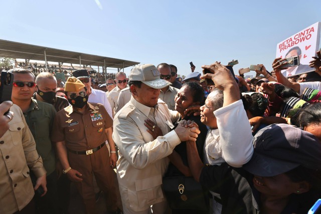 Bacapres Prabowo Subianto saat menghadiri deklarasi dukungan dari masyarakat perbatasan di Stadion Haliwen, Atambua, Belu, NTT, Minggu (3/9/2023). Foto: Dok. Istimewa