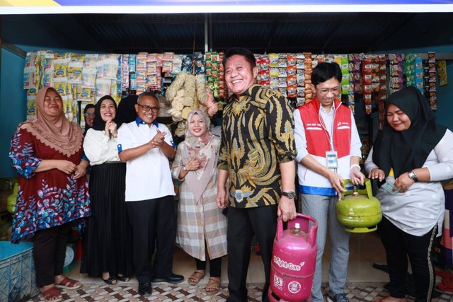 Gubernur Sumsel Herman Deru bersama Pertamina PT Pertamina Patra Niaga saat meninjau subsidi 3 kg di lingkungan masyarakat, Foto : Humas Pemprov Sumsel