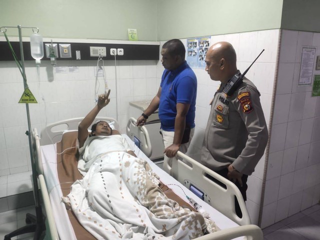 Polisi mengintrogasi korban pembacokan geng motor di Pekanbaru, Riau, Minggu (3/9/2023). Foto: Dok. Istimewa