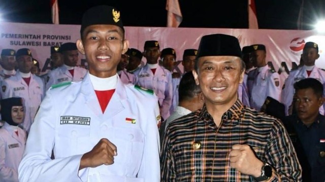 Petugas Paskibraka Sulbar Imam Setiawan bersama Penjabat Gubernur Sulbar, Zudan Arif Fakrulloh. Foto: Dok. Pemprov Sulbar