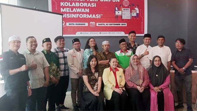 Peserta FGD Kolaborasi Melawan Disinformasi yang digelar AJI Manado berfoto bersama usai diskusi.