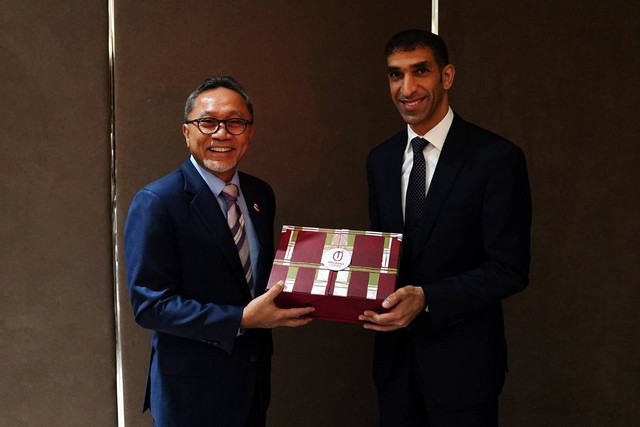Mendag Zulkifli Hasan menggelar pertemuan bilateral dengan Menteri Negara Urusan Perdagangan Luar Negeri UEA Thani Bin Ahmed Al Zeyoudi di Hotel St. Regis, Jakarta, Minggu (3/9/2023). Foto: Kemendag RI