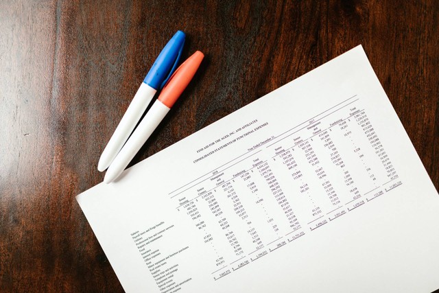 Ilustrasi contoh soal analisis laporan keuangan. Sumber: pexels/rdne stock project