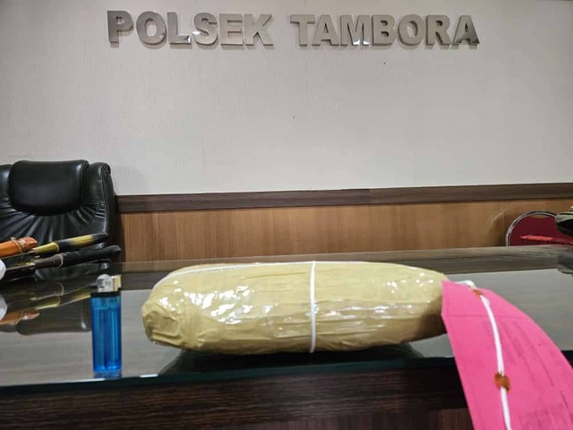 Barang bukti pembelian ganja melalui platform Instagram yang dilakukan seorang mahasiswa semester akhir dari Fakultas Teknik di salah satu perguruan tinggi swasta di Jakarta Pusat, bernama RP alias Rahmat (20). Foto: Dok. Polsek Tambora