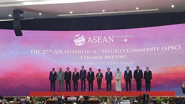 Menko Polhukam Mahfud MD dan Menlu Retno Marsudi di ASEAN Political Security Community Council Meeting, Senin (4/9/2023).  Foto: Nadia Riso/kumparan