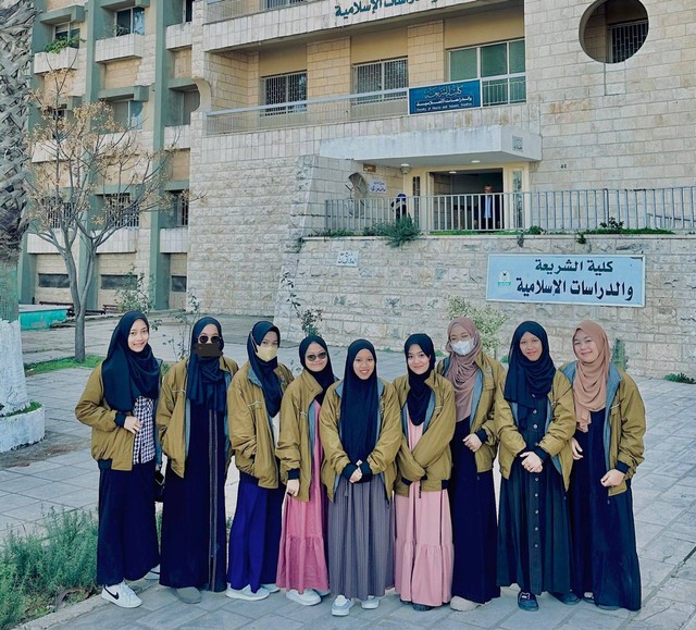 Para mahasiswi Indonesia didepan gedung Syari'ah Yarmouk University. (Sumber: Dokumentasi Pribadi)