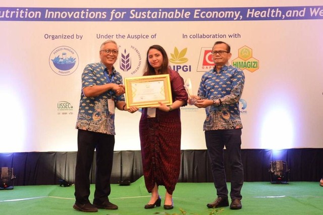 Super Bubur meraih Penghargaan Inovasi Program Pangan dan Gizi pada acara International Symposium Food & Nutrition, Expo, and Awards (ISFANEA) 2023. Foto: Dok. Istimewa