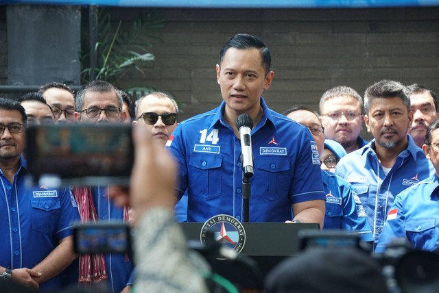 Renville Antonio (kanan) di DPP Partai Demokrat, Jakarta, Senin (4/9/2023). Foto: Iqbal Firdaus/kumparan