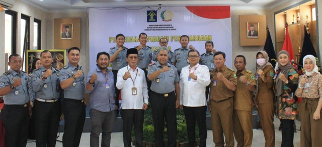 Pejabat Struktural Lapas Subang foto bersama Mitra Kerja Penerima Piagam Penghargaan