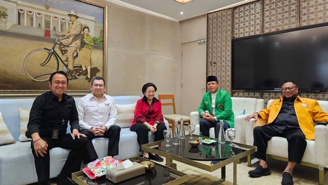 Kiri ke kanan: Ketua PDIP Prananda Prabowo, Ketum Perindo Hary Tanoe, Ketum PDIP Megawati, Ketum PPP Mardiono, Ketum Hanura OSO berkumpul di DPP PDIP, Jakarta, Senin (4/9/2023). Foto: Dok. PDIP
