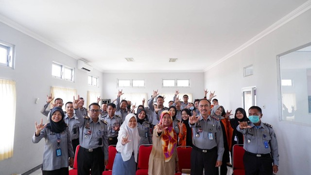 Seluruh pegawai Bapas Klaten dan Winda serta Dina dari SLB B YAAT Klaten berfoto bersama