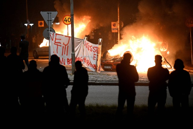 Mobil terbakar saat terjadi kerusuhan di Malmo, Swedia, Minggu sore hingga Senin dini hari (3-4/9/2023).  Foto: TT News Agency/Johan Nilsson via REUTERS