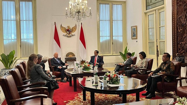 Jokowi menerima kunjungan Executive Chairman World Economic Forum, Klaus Schwab. Foto: Fadjar Hadi/kumparan