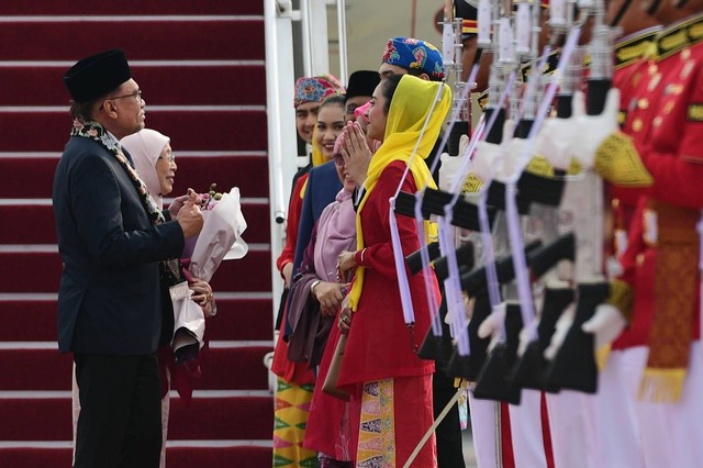 Perdana Menteri (PM) Malaysia Anwar Ibrahim beserta pendamping tiba di Bandara Internasional Soekarno Hatta, Tangerang, Provinsi Banten, pada Senin, (4/9/2023). Foto: Lukas/Biro Pers Sekretariat Presiden