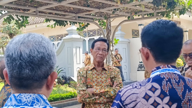 Gubernur DIY Sri Sultan Hamengku Buwono X (Sultan HB X) di Kepatihan Pemda DIY, Senin (4/9/2023). Foto: Arfiansyah Panji Purnandaru/kumparan