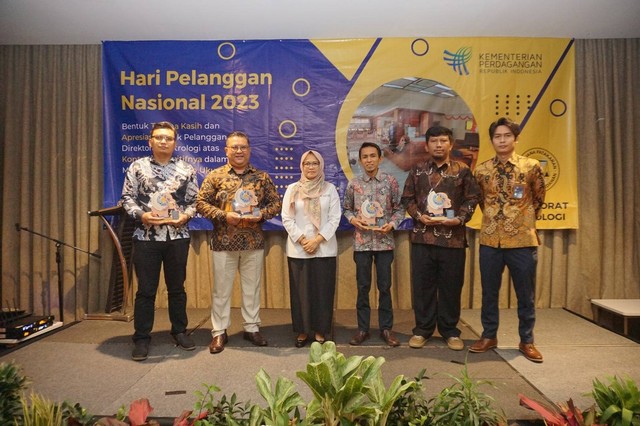 Kemendag beri penghargaan Pelaku Usaha Penerima Layanan Tera dan Tera Ulang UTTP. Foto: Kemendag