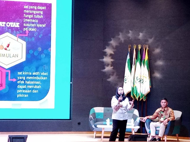 Analis Penyuluhan & Layanan Informasi, BNNP Jawa Timu, Sri Artanti Maryani, saat memberikan materi kepada mahasiswa baru Universitas Nahdlatul Ulama Surabaya (Unusa) di Auditorium Lantai 9 Tower Unusa Kampus B Jemursari Surabaya, Senin (4/9). Foto: Masruroh/Basra