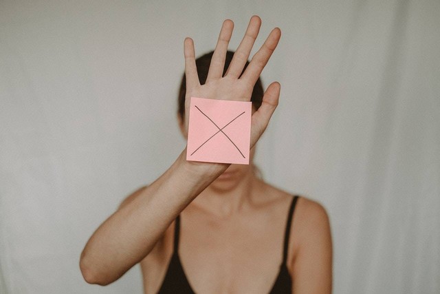 Ilustrasi cara menolak ajakan cowok keluar. Sumber foto: pexels/Anete Lusina.