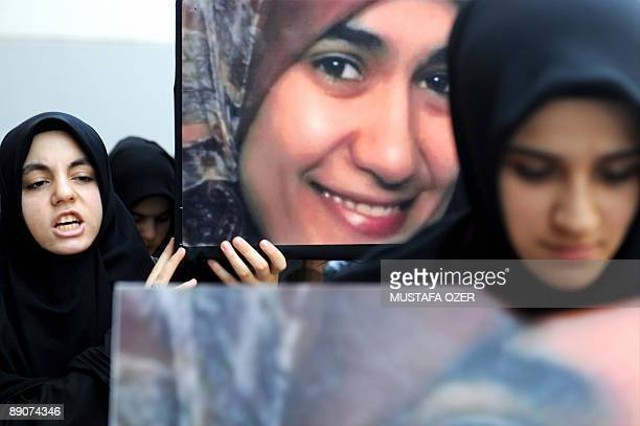 Foto aksi protes atas pembunuhan Marwa El-Sherbini. Foto: Mustafa Ozer/Getty Images