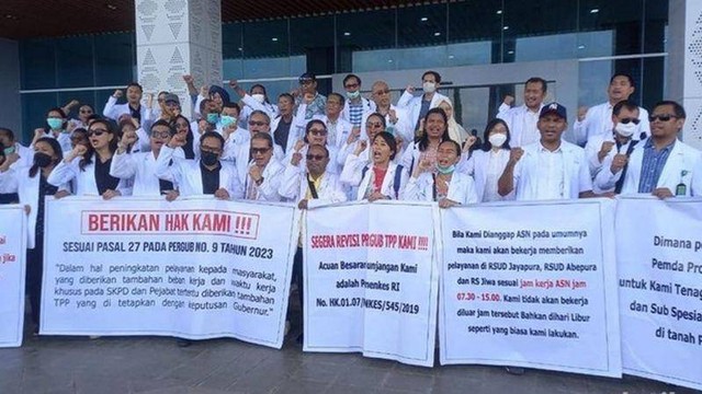 Puluhan dokter spesialis dan subspesialis di Papua melakukan aksi unjuk rasa di depan Kantor Gubernur Provinsi Papua pada Senin (28/08).