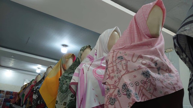 Hijab yang dipasangkan pada manekin di toko hijab Yogya. Foto: Widi RH Pradana/Pandangan Jogja