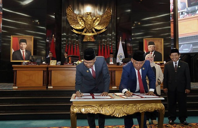 DPRD Provinsi DKI Jakarta dan Pj Gubernur DKI Jakarta melakukan penandatanganan nota kesepahaman KUPA-PPAS Perubahan APBD tahun 2023, Senin (4/9/2023). Foto: DPRD DKI