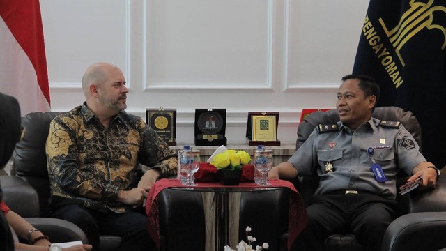 Wayne Laviolette, (Liaison Officer fo Indonesia, Singapore, Timor-Leste – RMPC) disambut langsung oleh Kepala Divisi Administrasi Kemenkumham Aceh Rakhmat Renaldy