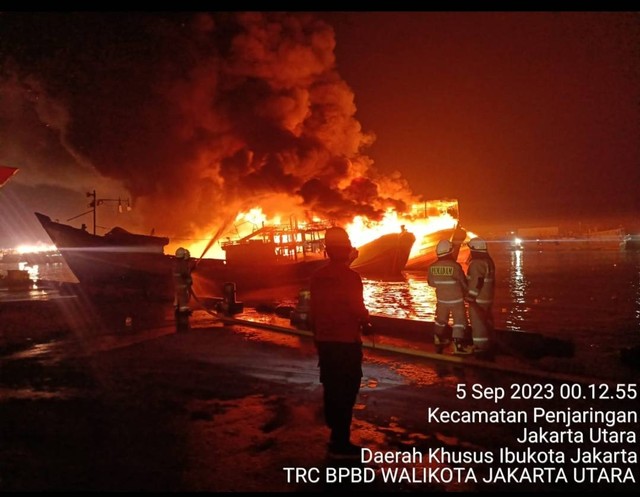 Kapal di Muara Baru, Jakarta Utara, terbakar Foto: BPBD DKI Jakarta