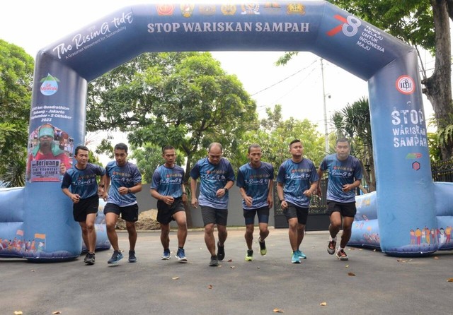 Selama 35 hari, Muryansah dan 6 orang TNI akan melakukan perjalanan dari Sabang ke Jakarta dengan berbagai cara; mulai dari skydiving, bersepeda, berenang, dan berlari. Dok. Istimewa.