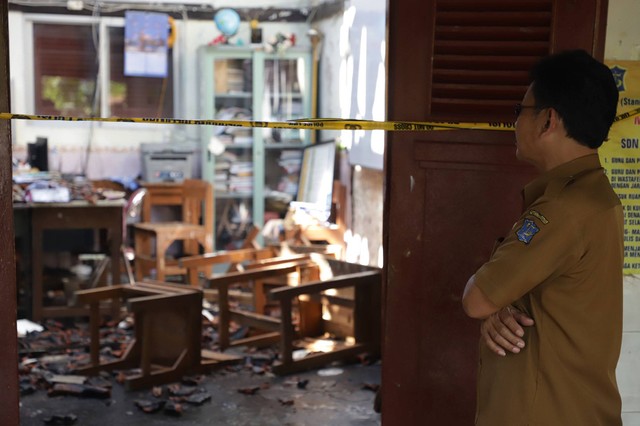 Kebakaran yang menghanguskan 3 ruang kelas SDN Dr Soetomo V Surabaya. Foto: Dok. Basra