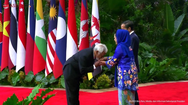Perdana Menteri Timor Leste Kay Rala Xanana Gusmao mencium tangan Ibu Negara Iriana Jokowi di KTT Ke-43 ASEAN, di JCC, Jakarta, Selasa (5/9/2023). Foto: Youtube/Sektretariat Presiden