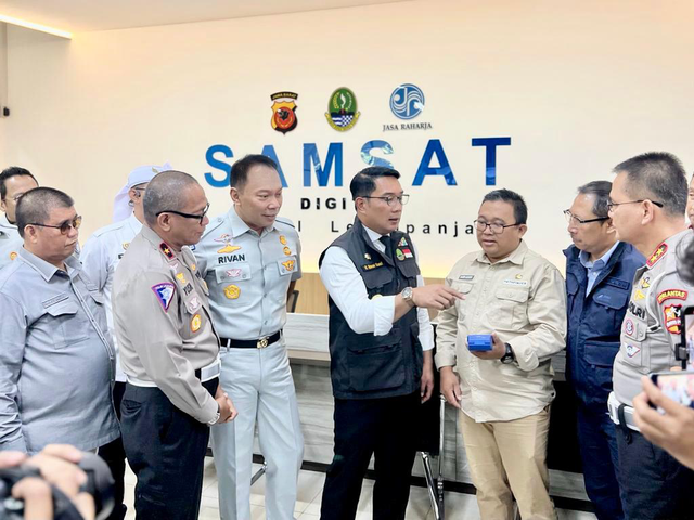 Dirut Jasa Raharja Rivan A. Purwantono bersama Gubernur Jawa Barat Ridwan Kamil, Kakorlantas Polri Irjen Pol. Firman Santyabudi, dan Kepala Bapenda Jabar Dedi Taufik resmikan Samsat Digital di Terminal Leuwipanjang, Bandung pada Selasa (29/8/2023). Foto: Jasa Raharja