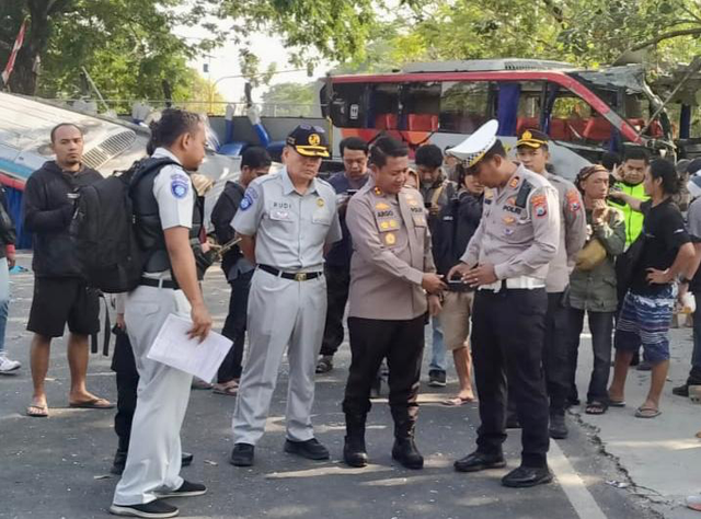 Jasa Raharja bersama Polisi saat melakukan memeriksa kecelakaan maut bus Sugeng Rahayu dan bus Eka Cepat di Desa Tambakromo, Kecamatan Geneng, Kabupaten Ngawi, pada Kamis, 31 Agustus 2023. Foto: Jasa Raharja