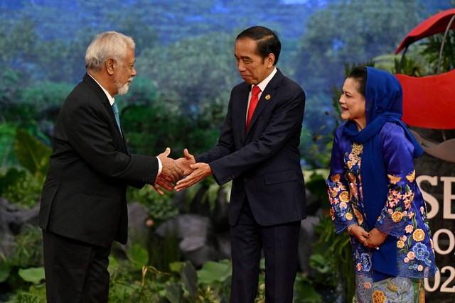 Perdana Menteri Timor Timur Xanana Gusmao (kiri) disambut oleh Presiden Jokowi (tengah) dan Ibu Negara Iriana Widodo setibanya mereka di KTT ASEAN di Jakarta, Selasa (5/9/2023). Foto: ADEK BERRY/Pool via REUTERS