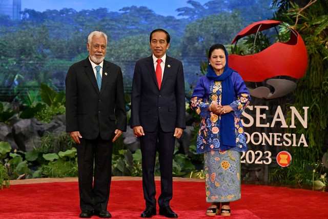 Perdana Menteri Timor Timur Xanana Gusmao (kiri) disambut oleh Presiden Jokowi (tengah) dan Ibu Negara Iriana Widodo setibanya mereka di KTT ASEAN di Jakarta, Selasa (5/9/2023). Foto: ADEK BERRY/Pool via REUTERS