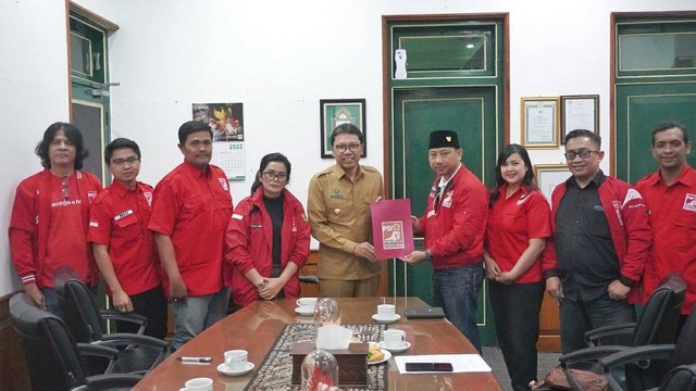 Kader PSI Kota Yogyakarta menyerahkan petisi kepada Pj Wali Kota Yogya, Singgih Raharjo, Senin (4/9). Foto: Istimewa