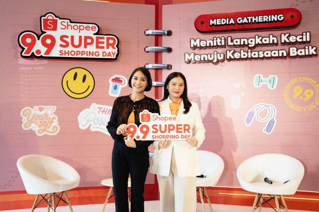 ki-ka Caca Tengker dan Riska Elastria berfoto bersama di acara Shopee 9.9 Super Shopping Day