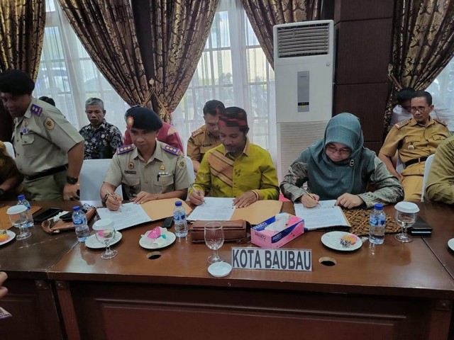 Rektor UM Buton dan Kepala Kantor Petanahan Kota Baubau menandatangani MoU (Sumber : Dok. Humas UM Buton)