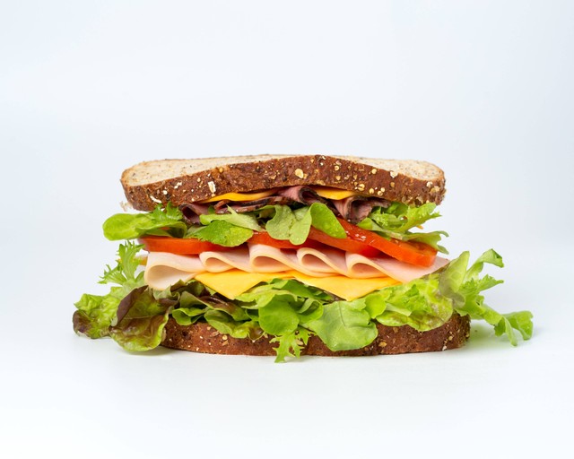 Ilustrasi Cara Membuat Sandwich Sosis. Sumber: Unsplash/Mae mu. 