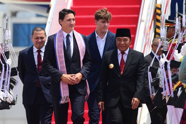 Perdana Menteri (PM) Kanada Justin Trudeau ditemani anak lelakinya tiba di Bandara Soekarno-Hatta untuk mengikuti serangkaian pertemuan Konferensi Tingkat Tinggi (KTT) ke-43 ASEAN, Selasa (5/9/2023). Foto: Lukas/Biro Pers Sekretariat Presiden