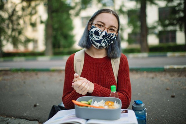 Ilustrasi Mahasiswa Membawa Bekal. Sumber : iStock