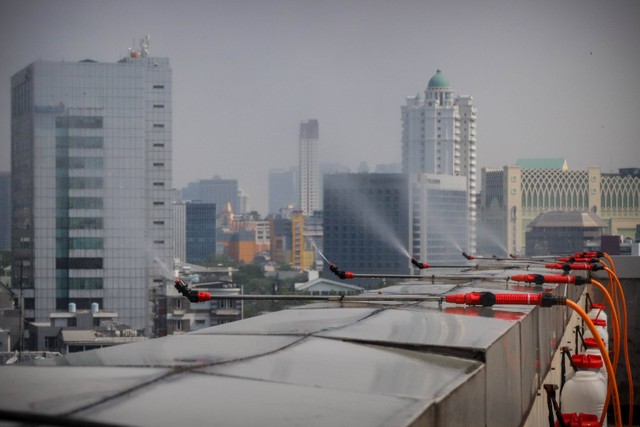 Suasana pengoprasian water mist generator di rooftop Gedung Wali Kota Jakarta Pusat, Jakarta, Selasa (5/9/2023). Foto: Jamal Ramadhan/kumparan