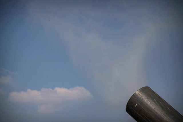 Suasana pengoprasian water mist generator di rooftop Gedung Wali Kota Jakarta Pusat, Jakarta, Selasa (5/9/2023). Foto: Jamal Ramadhan/kumparan