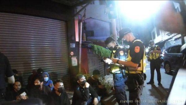 Polisi mengamankan dua kelompok pencak silat asal Indonesia yang terlibat tawuran di depan stasiun kereta Changua, Taiwan, Sabtu (2/9/2023). Foto: Changua  County Police Department