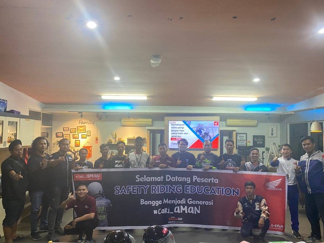 Kolaborasi Astra Motor Kalbar dan Komunitas CBR West Borneo Ajak Pengendara #Cari_Aman dengan Menggelar Edukasi Safety Riding Foto: Dok. Astra Motor Kalbar.