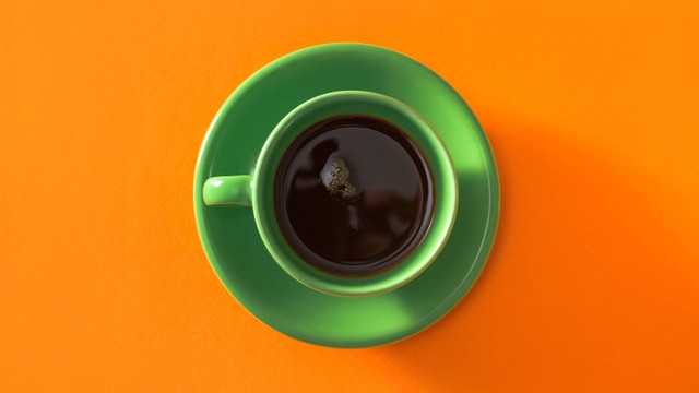 Ilustrasi kopi dalam gelas hijau. Foto: Makistock/Shutterstock