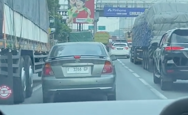 Viral pengemudi lansia yang kurang bisa mengendalikan laju mobil di jalan tol. Foto: dok. Tiktok/iyaaainimenyun